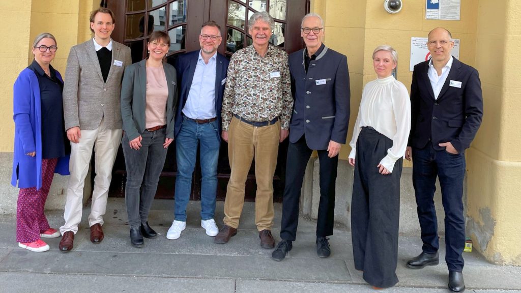 Die Referenten (v.l.n.r.) Sabine Schierl, Dr. med. Daniel Drebinger, Dr. med. Sarah Eisenhardt, PD Dr. med. Richard Musil, Dipl. Psych. Leonard Schrenker , Dr. biol. hum. Robert Schleip, Dr. Nicole Szesny-Mahlau, Dr. med. Jürgen Schottdorf. Es fehlt: Lara M. Vucemilovic